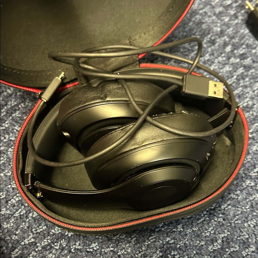 Beats by Dre Black Over-Ear Headphones wireless connectivity - Picture 3 of 3